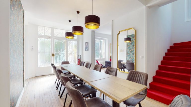 Salle à manger lumineuse d’une maison Colivstory